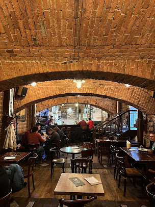 Interiér restaurace - cihlový klenutý strop, dřevěné stropy